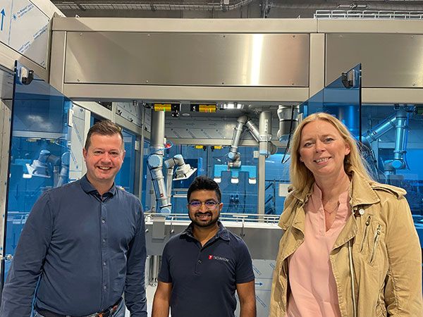Thomas Heltzen, Tushar Agarwal og Rikke Pilgaard fotograferet foran en af Technicons seneste  robotløsninger, som er udviklet målrettet til pharma-industrien.