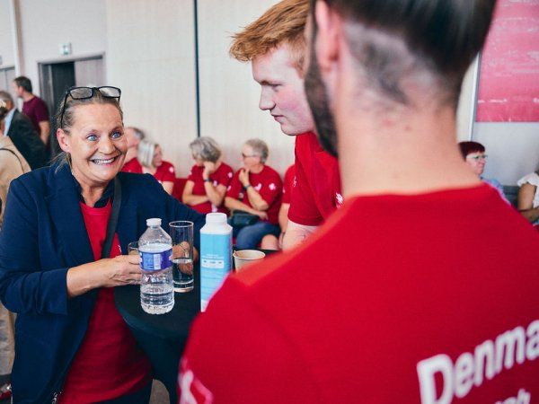 Formanden for Folketingets Børne- og Undervisningsudvalg, Karina Adsbøl, Danmarksdemokraterne, ses her i Lyon sammen med nogle af de danske deltagere. (Foto SkillsDenmark)