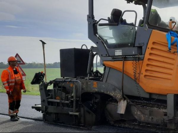 Asfaltproduktion er en energikrævende proces, der udleder betydelige mængder CO2. (Foto: PEAB Asfalt)