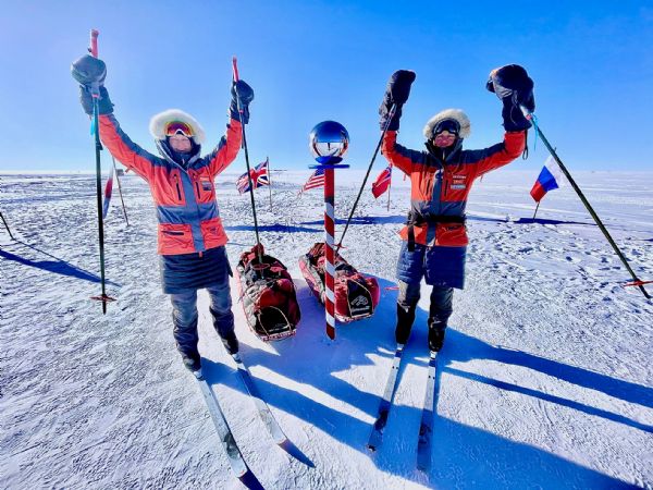 Antarctic Fire Angels' to brandfolk fra Wales, har gennemført deres ekspedition fra Union Glacier til Constellation Inlet og frem til Sydpolen, hvilket gør dem til det første team, der udelukkende består af kvinder fra beredskabstjenesten, som har gennemført turen uden støtte.