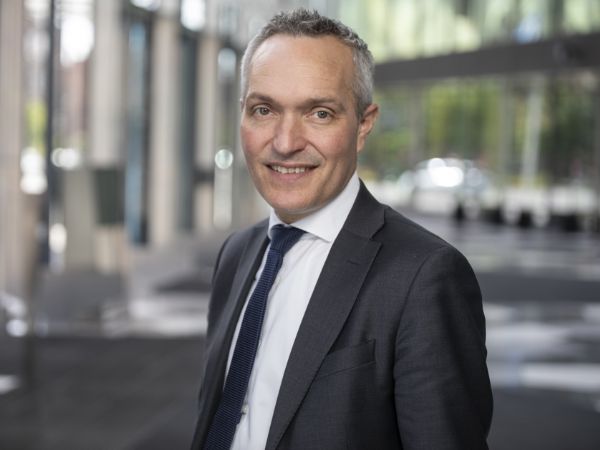 FRI-direktør Henrik Garver peger på et efterslæb i milliardklassen i Danmarks transportinfrastruktur.