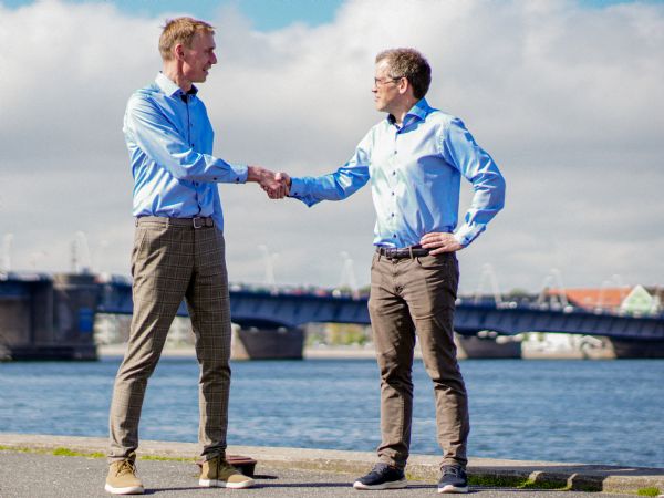 Adding Robotics-CEO Lasse Thomsen (t.v.) glæder sig over at kunne byde professor Ole Madsen (t..h.) velkommen i teamet.
