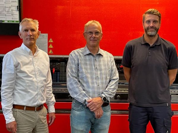Steen Mortensen (i midten) ses her sammen med SST Enclosures direktør Anders Martin Davidsen (t.v.) og salgschef Ronni Schøler Mølving (t.h.).