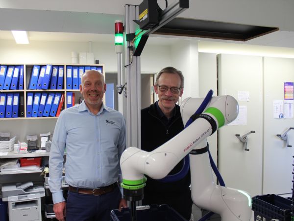 Leif Burgdorf (t.v.) og Kurt Høy ved den aktuelt installerede robotcelle, der klarer indlagringsopgaven på apoteket.