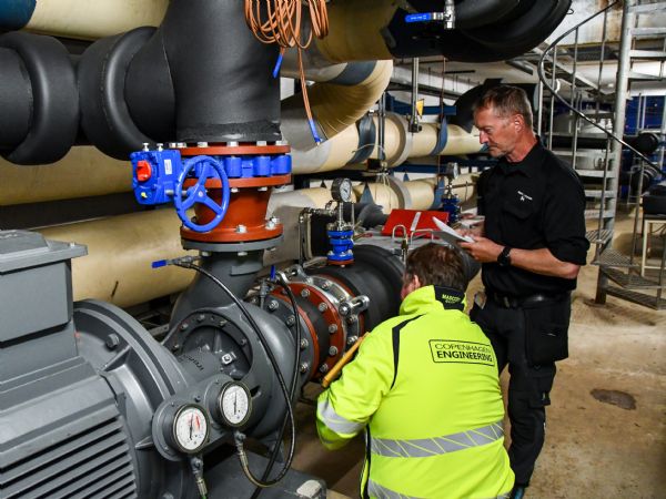 Jakob Hoppe fra Copenhagen Engineering ses her sammen med  reparatør Jens Brian Nielsen, Region Hovedstadens Center for Ejendomme, ved en Iron Pump-installation på Hvidovre Hospital.