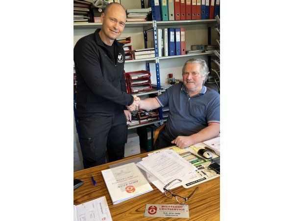 VF Stålindustris Claus Vilsgaard (t.v.) og Niels Jørgen Skytte (t.h.), Holstebro Vægtservice, giver hånd på handlen.