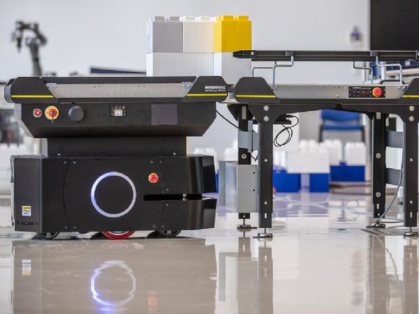Interrolls Topmodul er et bindeled mellem eksempelvis mobile AMR-løsninger og lagerlogistik samt varehåndtering i industrien.