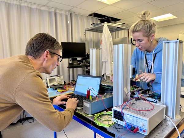 Specialister på Teknologisk Institut kontrollerer ydeevnen for printede strækmålere på forskellige materialer. (Foto: Teknologisk Institut)