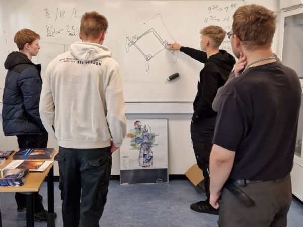Et udsnit af de 22 unge lærlinge i færd med at løse opgave i forbindelse med den aktuelle Maritime Innovation Camp hos EUC Nord i Frederikshavn.