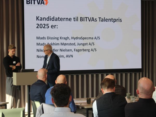 Fagerberg-produktansvarlig Nikolaj Adler Nielsen (t.v.) modtager her motivationen for tildelingen af BITVA Talentpris 2025 fra BITVA-formand, direktør Peter Larsson, Folke-Larsens Eftf.