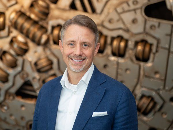 "SKF Ventures handler om at se ud over dagens udfordringer og identificere de teknologier og forretningsmodeller, der vil forme fremtiden for vores branche. Det fungerer som en platform til at teste, forfine og skalere innovative ideer til virkelige løsninger, der skaber værdi for vores kunder og styrker vores langsigtede konkurrenceevne. På den måde forbliver vi relevante, modstandsdygtige og klar til fremtiden," siger direktør for SKF Ventures Mikael Krook.