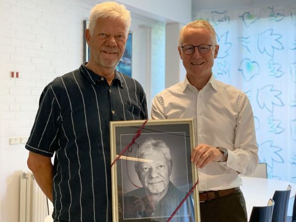 Intern sælger Jørgen Lund Rasmussen 8t.v.) lykønskes her af Brd. Klee-CEO Lars Ejnar Jensen (t.h.)