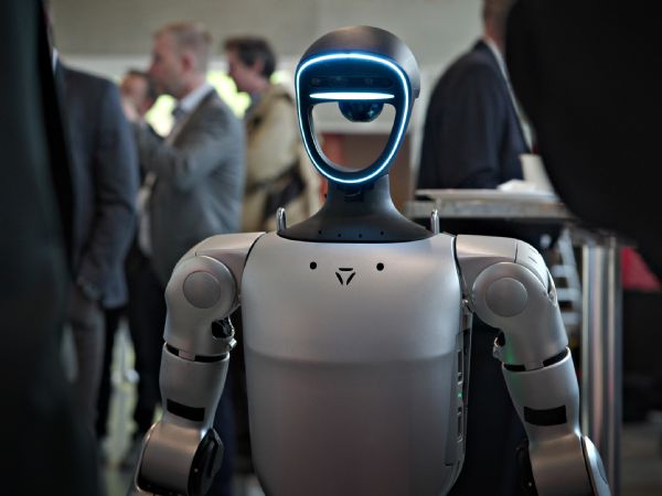 Et omdrejningspunkt i TI-indsatsen er fremtiden for generativ AI, der vil gøre det muligt for robotter at lære, improvisere og samarbejde langt mere nuanceret end tidligere. Det betyder, at robotter kan få langt flere anvendelsesmuligheder gennem hurtigere tilpasning og bedre forståelse for de opgaver, de skal løse, fremhæves det. (Foto: Teknologisk Institut)