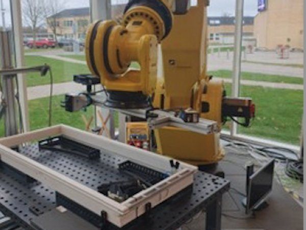 I testopstillingen benyttedes en Fanuc M-900iA/350-robotarm, et multiværktøj monteret på robotten bestående af et Zivid M70 3D Camera, en OnRobot 2FG7 gripper, en Sick Profiler 2 sensor og et specialdesignet hjul til irulning af gummilisten. (Foto: Made.dk)