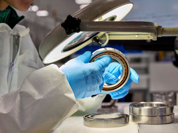 Et eksempel på, hvordan SKF løbende udvikler forretning, er, ifølge producenten, de nyligt åbnede, højt automatiserede, globale superpræcisionsleje-center i Italien. Superpræcisionslejer udgør cirka 2 procent af SKF Industrial's nettoomsætning og leverer overlegen kundeværdi i applikationer, der kræver høj hastighed og effekttæthed med minimal nedetid, fremhæves det.