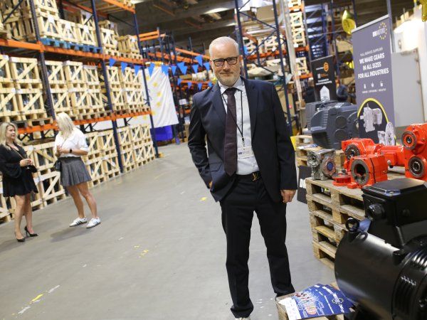 DM Motors ejer og direktør Rasmus Lundsgaard har store ambitioner og fejrede fredag åbningen af de nye lokaler med en stor fest, hvor de mange kvadratmeter blev udnyttet til alt fra dansegulv med indhyret DJ til et galleri med mange af hans fars malerier med flere.