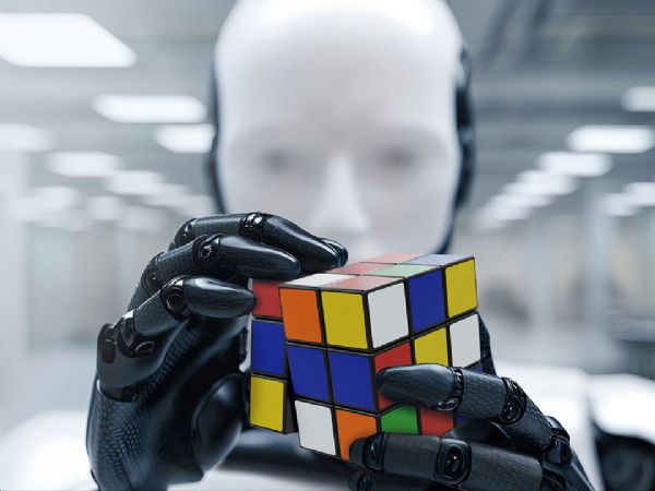 Faulhaber, som vil lade en humanoid robot løser udførdringer med en Rubiks-terning på HI 2025-messestanden.
