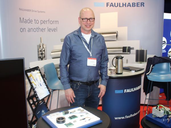 Area Sales Manager Claus Lauritsen, Faulhaber Nordic, glæder sig til messedeltagelsen i Herning i hal M. Her ses han på Faulhaber-standen ved forårets Robotbrag i Odense.