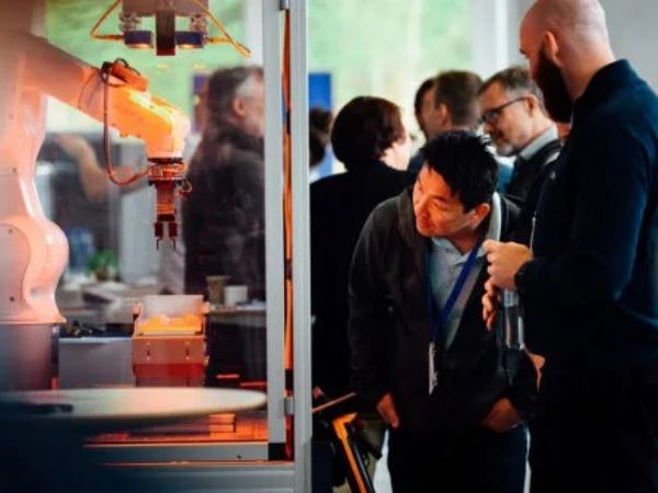 DIRA Business og Robotbrag 2025 byder virksomheder et indblik i morgendagens teknologi, primært den 8. maj, mens den 9. maj er en såkaldt Læringsdag.
