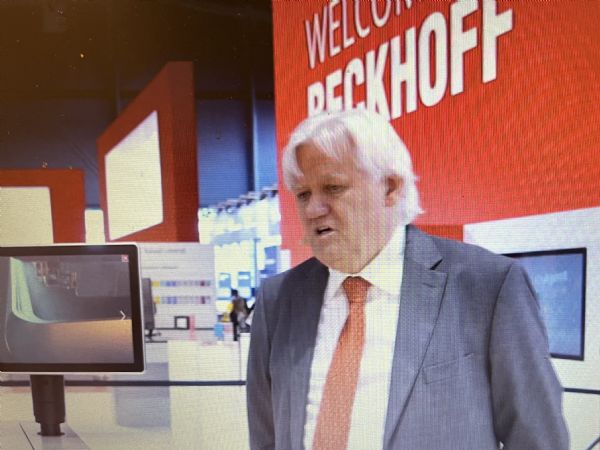 CEO Hans Beckhoff ser frem til frem travle dage i Hannover, hvor blandt andet producentens seneste controllere introduceres. Der er både yderligere ydeevne og et optimeret design i linjen, som han her står ved.