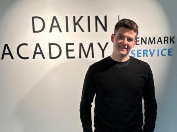 DA's Uddannelsespris 2025 går til Andreas Fredberg Petersen, som er Danmarks deltager i VVS-energifaget ved efterårets EuroSkills 2025 i Herning, som han blandt andet forbereder sig til ved ophold på Daikin Academy i Brøndby.