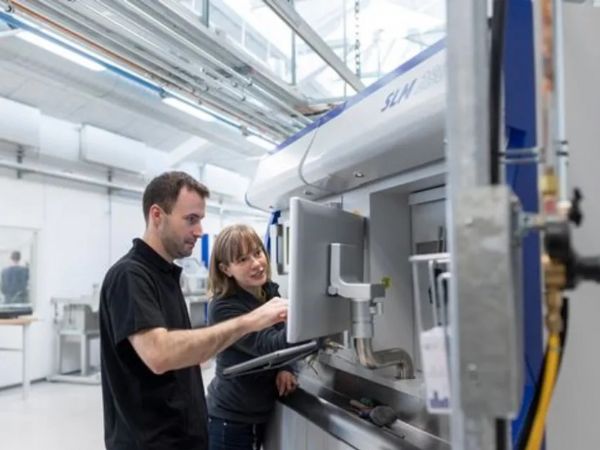 En af Teknologisk Instituts opgaver er at nedbryde de barrierer, der står i vejen for 3D-metalprint, fremhæver forretningsleder Ellen M. J. Hedegaard, Teknologisk Institut (t.h.). (Foto: Teknologisk Institut)
