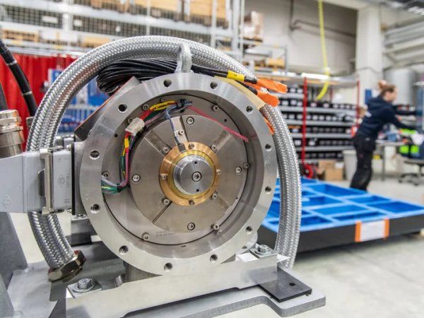 Samarbejdet vil forbedre SKF's produktudbud ved at levere en optimeret pakke, der kombinerer lejespecialistens højhastighedselektromotorer på magnetiske lejer med Sieb & Meyers frekvensomformere, der er præcist afstemt med henblik på ydeevne, pålidelighed og energieffektivitet.