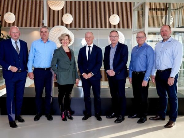 Fra venstre flankerer administrerende direktør Georg Sørensen bestyrelsen, der tæller Lars Tveen, Emilia van Hauen, Poul Sand, Sten Andersen og medarbejderrepræsentanterne Esben Amorsen og Peter Frahm. (Arkivfoto: MCH/Tony Brøchner)