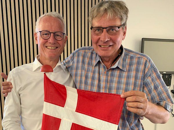 Administrerende direktør Lars Ejnar Jensen (t.v.), lykønsker her firmaets International Business Development Jesper Mayland (t.h.) med hans 45 år i virksomheden.
