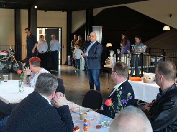 Direktør Karsten Mathiasen, Kematek, ses her i færd med at takke de mange fremmødte kunder, samarbejdspartnere og øvrige venner af huset, som kom til receptionen i Lindholm Collections flotte rammer.