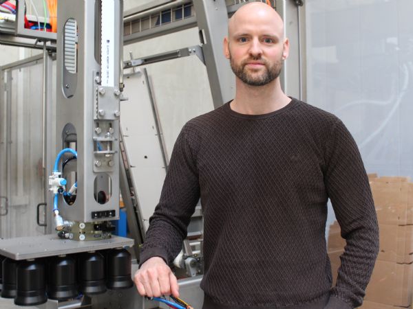 Dansk Maskin Tekniks projektleder Andreas Landsfeldt-Erichsen ses her ved T-portalkranen og værktøjet med hurtigskiftefunktion.
