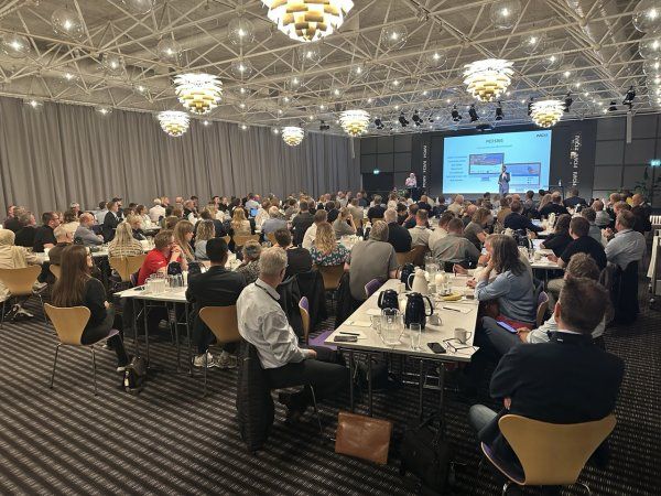 170 udstillerrepræsentanter og medlemmer af pressen var mødt frem onsdag for at blive informeret om årets nyheder og praktiske foranstaltninger for HI 2025-messen.