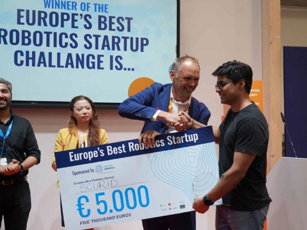 Scurid-CEO  Sushant Pandey modtager her prisen som vinder af Europe's Best Robotics Startup 2025.