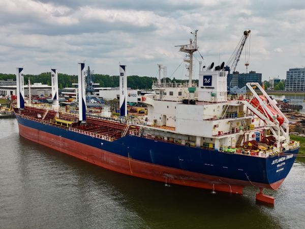 Uni-Tankers’ M/T Jutlandia Swan med alle fire vindsejl, VentoFoils, monteret, og klar til næste fase i Cleanship-projektet.
