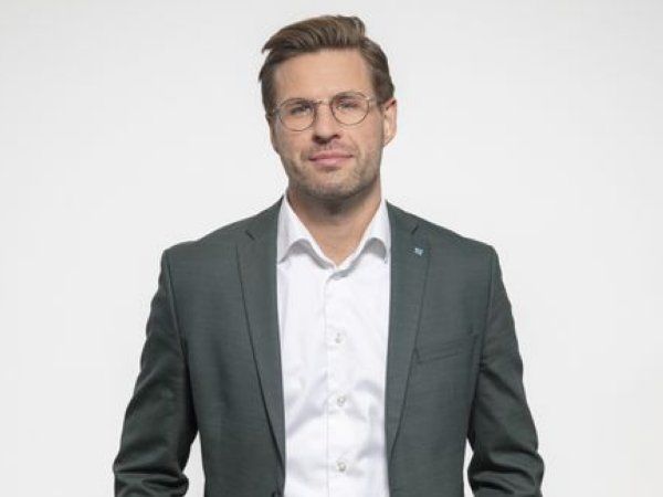 Erhvevspolitsk chef Emil Drevsfeldt Nielsen, Dansk Metal, glæder sig over aftalen, som vil sikre udbygning af vejnettet fra Brande og Give til Esbjerg Havn.
