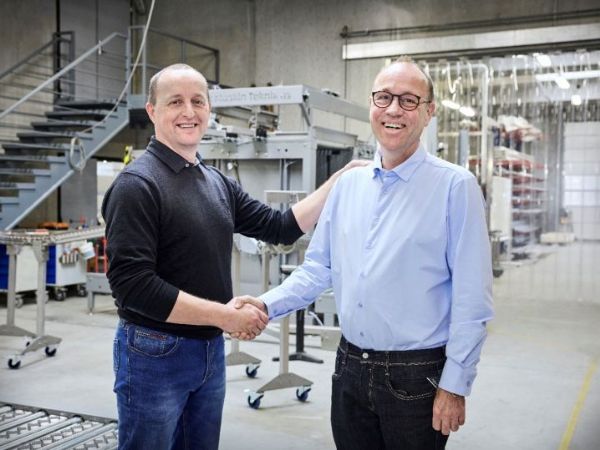 Indehaver Claus Henriksen (t.v.), Dansk Maskin Teknik, glæder sig over at have en kapacitet som Kjeld  Østergaard Jensen (t.h.) med på holdet.