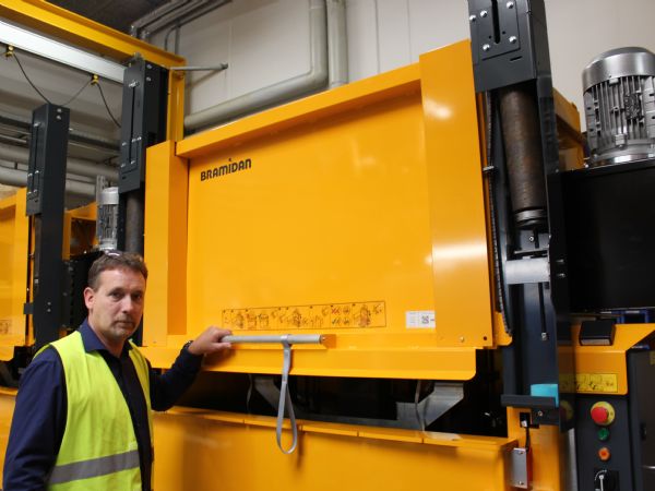 Bramidans distriktschef Ruben Risak ses her ved den aktuelt udviklede vertikale låge, der øger sikkerheden på arbejdspladsen. Lågen vises hos Bramidan i hal H på HI 2025.