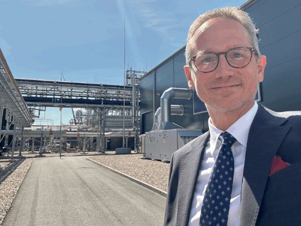 Green Power Denmark-CEO Kristian Jensen ved det netop åbnede e-metanol-anlæg i Kassø.