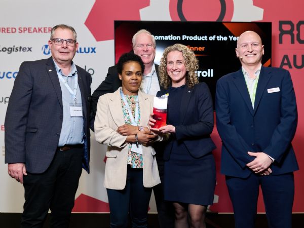 Interrolls MCP Play-udviklingsteamet ses her på scenen ved tildelingen af prisen for Automation Product of the Year, som blev uddelt i forbindelse med  IntraLogisteX-messen i Birmingham.
