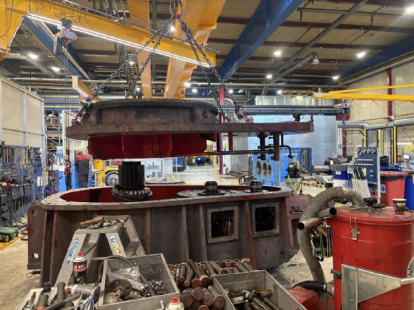 Det 21 tons store gear ses her under adskillelsen forud for renoveringsarbejdet ved SEW i Finland.