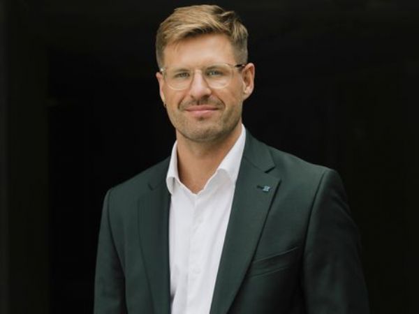 Erhvervspolitisk chef Emil Drevsfeldt Nielsen, Dansk Metal, ser gerne udbygningen af havvind i Nordsøen skaber titusindvis af danske arbejdspladser, og efterlyser initiativer til at sikre, den fornødne kvalificerede arbejdskraft.