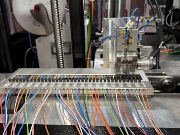 Tavleproduktionen ved Rlay understøttes nu af en en Wire Terminal, der har lettet det manuelle arbejde.