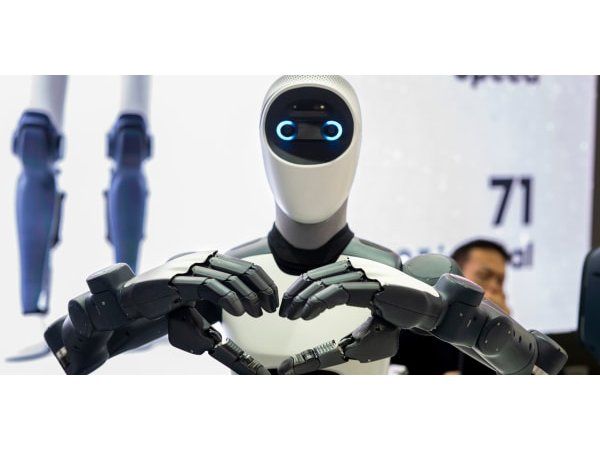 Blandt årets godt 70 producenter, der udstillede egentlig robotteknologi, var de humanoide robotter i år for alvor i fokus.