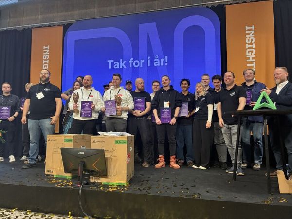 Alle DM i 3D-print-deltagerne er her samlet på scenen i forbindelse med at Alexander B. Colmorn og Joachim O. Leo fra EUC Syd torsdag blev udråbt som årets vindere. (Foto: Dansk AM-Hub)
