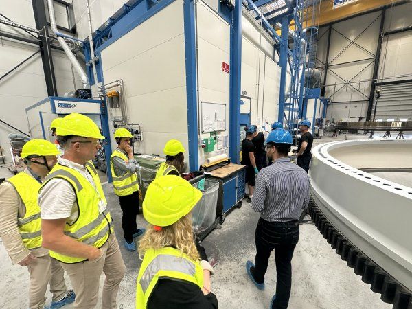 Det var spørgelystne gæster, der besøgte de to virksomheder. Her på plads hos Niebuhr Gears i Ikast.