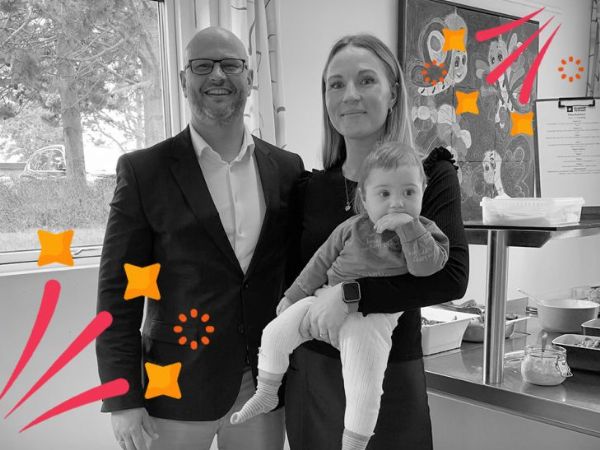 Brd. Klees COO Peter Thomsen flankerer her jubilaren Charlotte Grindsted, der bærer datteren Sophia på armen.