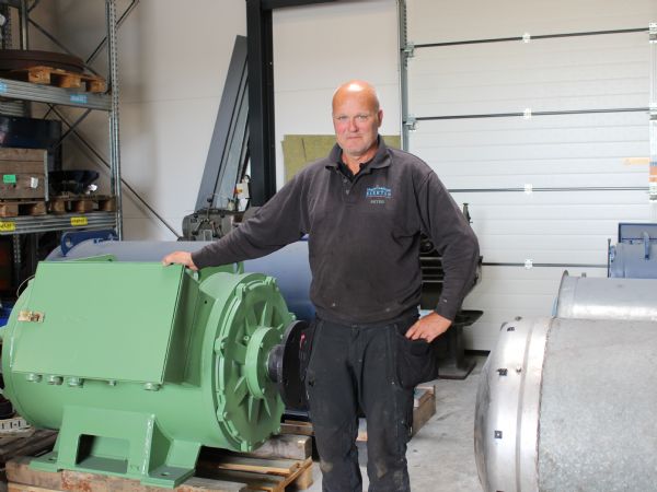 PanPac Engineerings Morten Nysted ses her ved det aktuelle sækkeåbner-anlægget, hvor han har fat i den centrale laserskærer, mens portalen ses øverst i billedet.