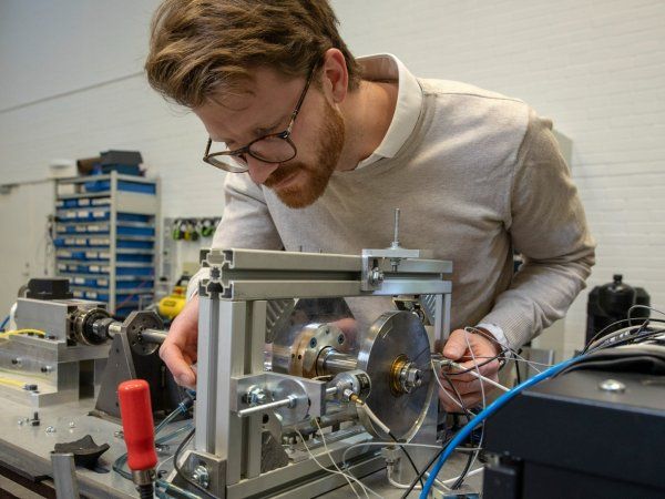 Forskningen i ph.d.-projektet skal bidrage til at erstatte nogle af de systemer, der i dag benytter olielejer, med luftlejer. Det vil både mindske behovet for olie i fremtiden og gøre det muligt at udvikle maskiner, som ellers ikke kunne fungere med olielejer, fremhæver Janus Jedig-Walentin.  (Foto: Sine Fiig/DTU)