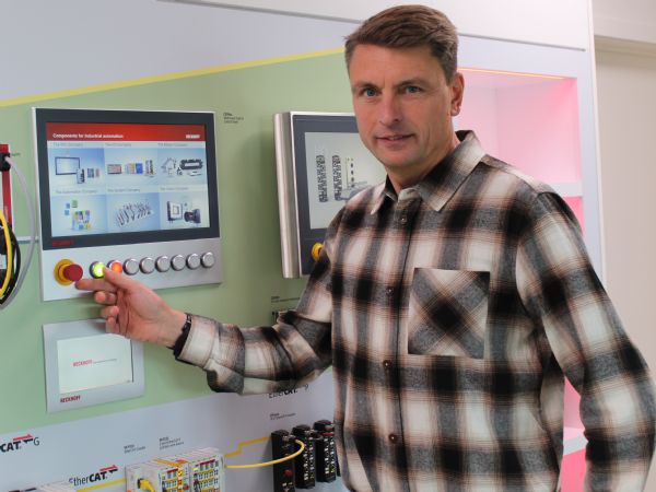”På messen kommer vi ikke uden om de fire produktgrupper, vi sælger flest af, og det er servomotorer, PLC-styringer, HMI-paneler og I/O-systemer,” siger Michael Nielsen.