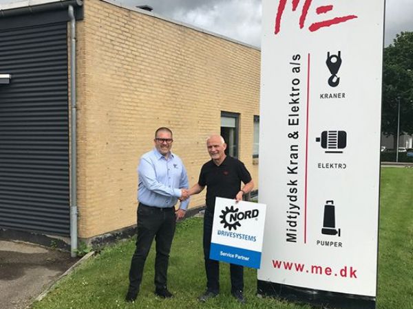 Nords Karsten Kongaa (t.v.) og Midtjysk Kran & Elektros Karsten Jakobsen (t.h.) giver hånd på tilknytningen af Herning-virksomheden i Nords servicepartnernetværk.